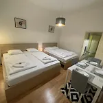 Cozy 5-Person Apartment In Vienna 2